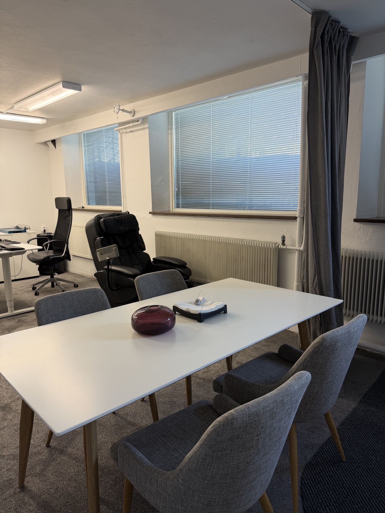 Mötesrum med konferensbord och stolar i kontorslokalen på Långgatan 10, Edsbyn