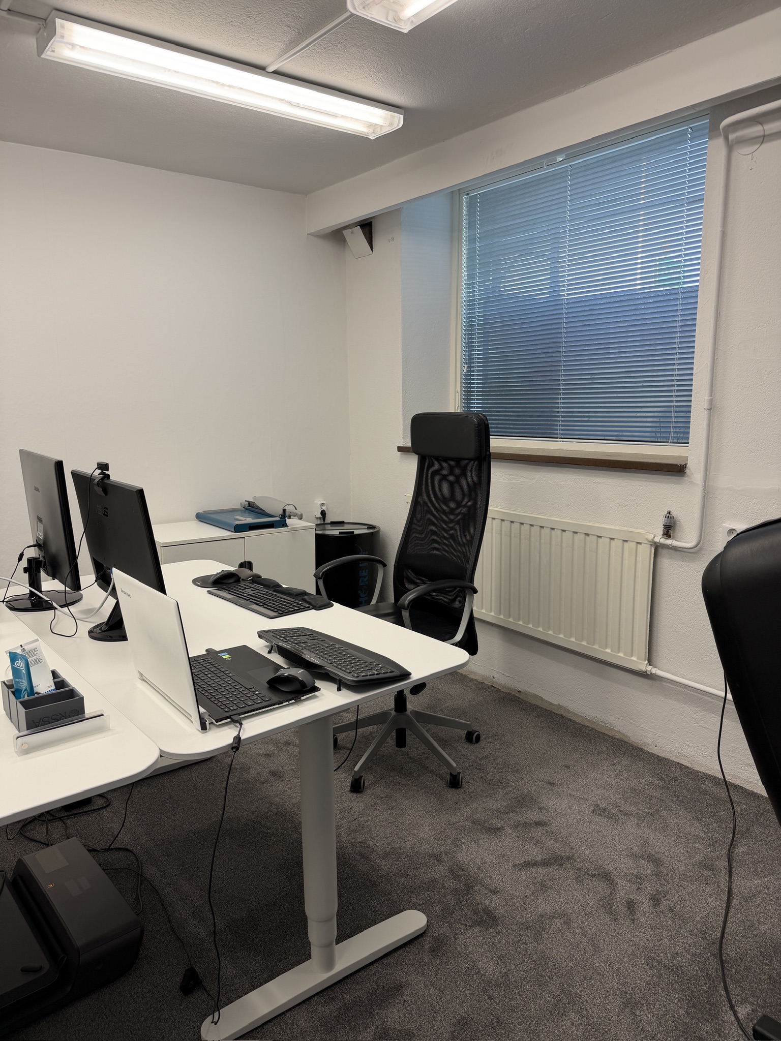 Arbetsplats med skrivbord och kontorsstol i kontorslokalen på Långgatan 10, Edsbyn